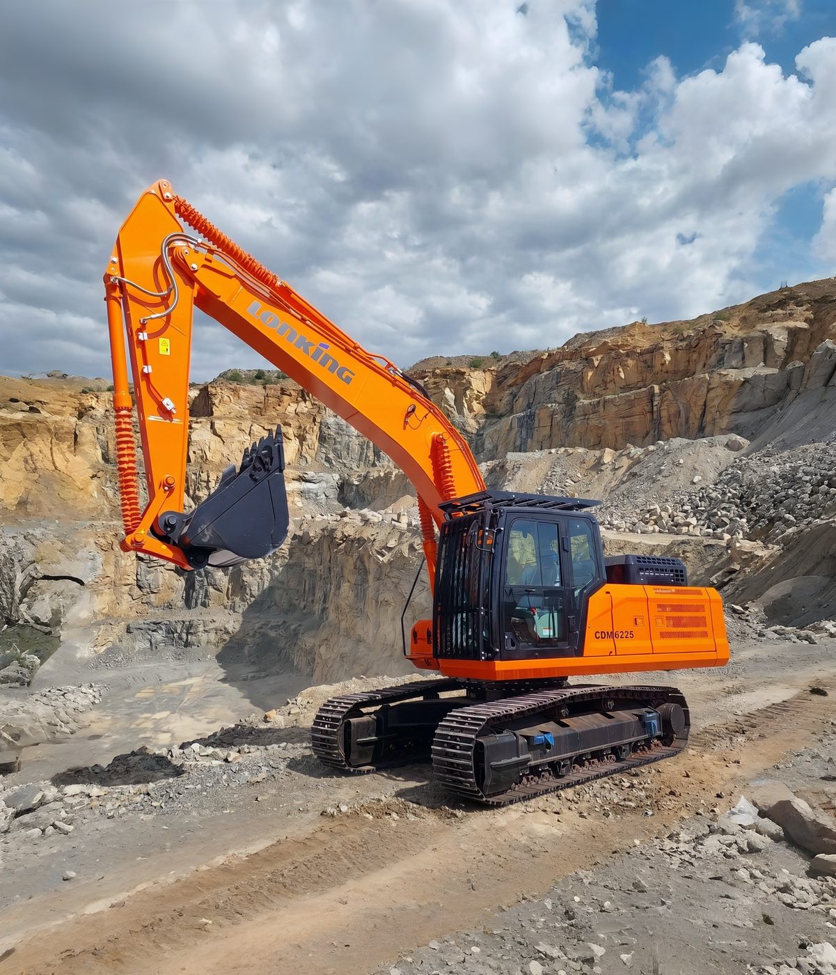 Excavadora Lonking CDM6225 operando en cantera